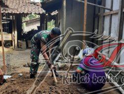 Peduli Kesehatan Warga, Babinsa Nguntoronadi dan Petugas Puskesemas Buat Jamban Layak Pakai