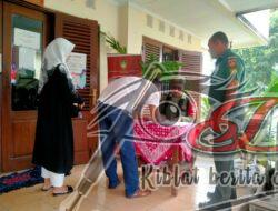 Peran Babinsa Joyotakan Lakukan Puldata di Kantor Kelurahan