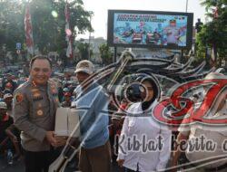 Kapolrestabes Surabaya Sarapan Bareng Abang Becak, ASN dan PHL, Untuk Menjalin Kebersamaan