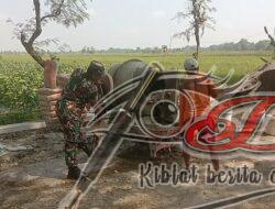 Kobarkan Semangat Gotong Royong, Babinsa Bantu Masyarakat Cor Jalan