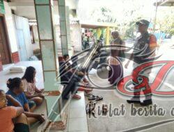 Mendekatkan Diri dengan Waganya, Terlihat Babinsa Komunikasi dengan Ibu – Ibu