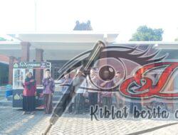 Polres Lamongan Berikan Bantuan Gerobak UMKM ke Pedagang Kecil Pada Hari Bhayangkara 77