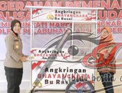 Polres Pelabuhan Tanjungperak Salurkan Bantuan Gerobak Angkringan Bhayangkara ke Pelaku UMKM