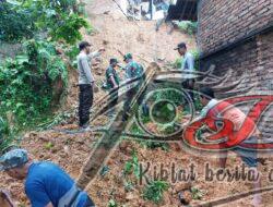 Kompak TNI – Polri Bersama Warga di Trenggalek Gotong Royong Bersihkan Material Tanah Longsor