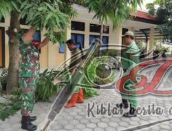 Wujud Kebersamaan Babinsa Dan Linmas Gotong Royong Potong Ranting Pohon