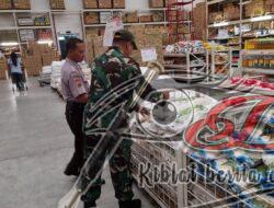 Babinsa Kelurahan Tipes Sidak Keamanan dan Sembako di Lotte Mart