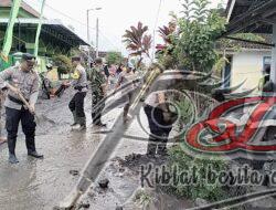 Sinergitas Polres Lumajang dan TNI Bantu Bersihkan Rumah Warga Terdampak Banjir di Desa Nguter