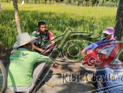 Babinsa Koramil 12 Bendosari Aktif Komsos Sambangi Petani di Desa Mertan