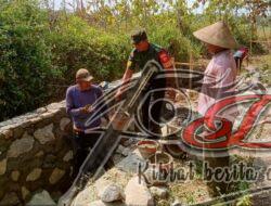 Gotong Royong, Babinsa Bersama Warga Membuat Talud Lapangan