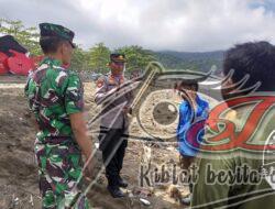 Polisi Pasang Tanda Batas Aman di Pantai Watulimo Trenggalek Antisipasi Gelombang Tinggi