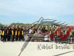 Ratusan Personel Polres Bangkalan dan Masyarakat Bersihkan Sampah di Pesisir Pantai Desa Pernajuh