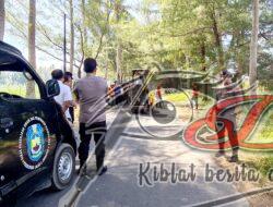 Polisi Bersama Dinas PU Situbondo Pasang Marka Kejut, Cegah Balap Liar di Situbondo