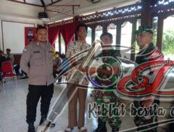 Babinsa Kratonan Bantu Distribusikan Bantuan Beras Kepada Warga
