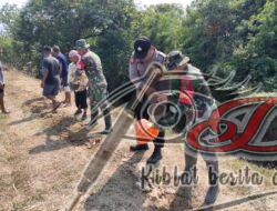 Anggota Koramil 10 Mojolaban dan Babinsa Bantu Warga Atasi Tanggul Longsor di Desa Laban.