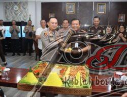Kapolrestabes Surabaya Berikan Tumpeng Spesial untuk Kajari Surabaya