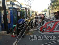 Jelang Hari Kemerdekaan, Babinsa Jayengan Bersama Warga Kerja Bakti