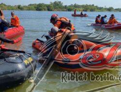Polres Lamongan Bersama Tim SAR Gabungan Berhasil Evakuasi 3 Korban Perahu Tenggelam di Bengawan Solo