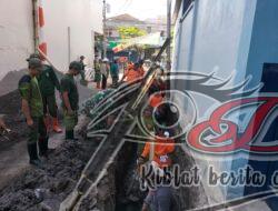 Kodim Solo Gandeng Ormas MTA dan LDII Kerja Bakti di TMMD