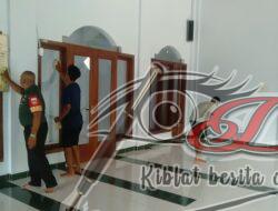 Babinsa Tanamkan, Pentingnya Jaga Kebersihan Masjid Kepada Karangtaruna Desa Jenalas