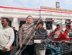 Kapolrestabes Surabaya, Gelar Sarapan Bareng dan Bagi Sembako ke Abang Becak Untuk Menjalin Keakraban