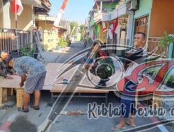 Sambut Malam Tirakatan HUT RI ke-78, Babinsa Tipes Bersama Warga Gotong Royong