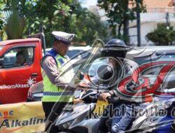 Satlantas Polrestabes Surabaya Bagikan Bendera Merah Putih ke Pengguna Jalan R2