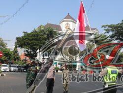 Tanamkan Jiwa Nasionalisme, Satlantas Polrestabes Surabaya Gelar Pengibaran Bendera Dengan Pengendara