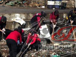 Peduli Lingkungan, Polwan Polres Gresik Bersihkan Sampah di Pantai Pekelingan