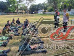 Mantapkan Kinerja Linmas, Babinsa Kelurahan Tipes Berikan Materi Penyegaran Kepada Linmas