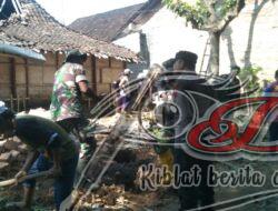Babinsa Simo Turut Karya Bhakti Rehap Rumah Warga