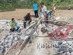 Ringankan Beban Petani, Babinsa Bantu Pembuatan Saluran Irigasi