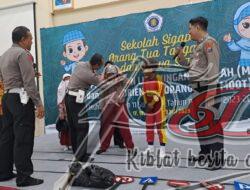 Satlantas Polres Pelabuhan Tanjung Perak Surabaya Bagikan Helm Gratis Kepada Siswa SD MuhlaS