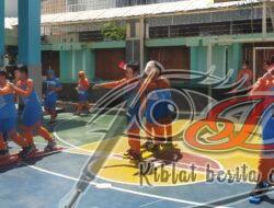 SD Mudipat Gelar Lomba Balapan Terompah Beregu Sambil Memakai Topeng Tokoh Nasional