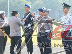 Polda Jatim Berikan Gif untuk Masyarakat yang Tertib Berlalulintas Pada Operasi Zebra Semeru 2023