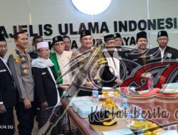 Kapolrestabes Surabaya dan Pejabat Utama, serentak Sambangi Toga dan Tomas dalam Rangka Silaturahmi