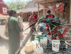 Babinsa Koramil Kemusu Bantu Salurkan Air Bersih
