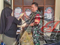Babinsa Kemlayan Bantu Pembagian Sembako Grati