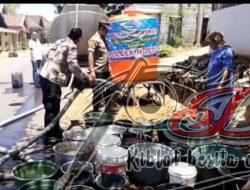 Tangani Dampak Kemarau, Polisi Bersama BPBD Nganjuk Salurkan Air Bersih Untuk Warga