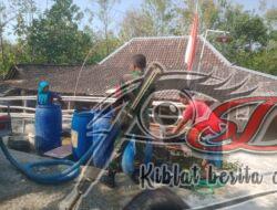 Atasi Kekeringan, Babinsa Bersama BPBD Salurkan Air Bersih di Desa Gilirejo