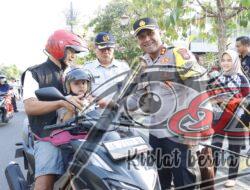 Polres Madiun Kota Berbagi Helm Gratis, Edukasi di Operasi Zebra Semeru 2023