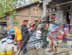 Babinsa Wonosegoro Bantu Salurkan Air Bersih di Desa Jatilawang