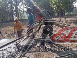 Perbaiki Akses Jalan, Babinsa dan Warga Dengan Cor Jalan