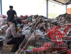 Anggota Polwan Polres Ponorogo Bersama Warga Ubah Sampah Jadi Produk Ekonomis