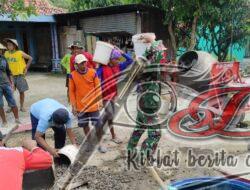 Cegah Kecelakaan, Babinsa dan Warga Tambal Jalan Berlubang