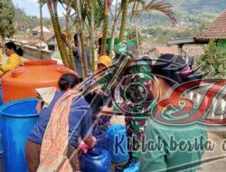 Babinsa bersama Relawan Merapi Merbabu Droping Air Bersih