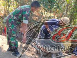 Permudah Jalur Perekonomian, Babinsa Ikut Gotong Royong Perbaikan Jalan