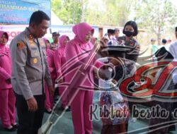 Sekolah Semi Permanen, Kapolres Bangkalan Bersama Bhayangkari Beri Bantuan Alat Tulis Untuk Siswa SDN Lerpak 1 Geger