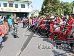 Peringati HUT TNI Ke-78 Kodim 0726/Sukoharjo Berbagi Sembako Dengan Para Pengayuh Becak