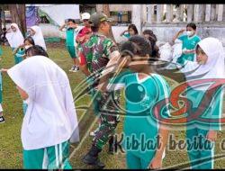Tanamkan Disiplin Sejak Dini Babinsa Jayengan Latih PBB Siswa SD