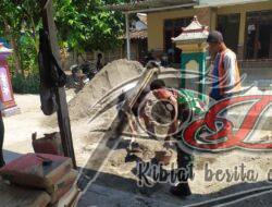 Bangun Semangat Gotong-Royong, Babinsa Bantu Warga Bangun Rumah